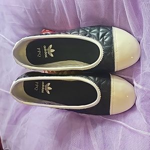 ADIDAS SLEEK SERIES BACK AND WHITE WOMENS FLATS